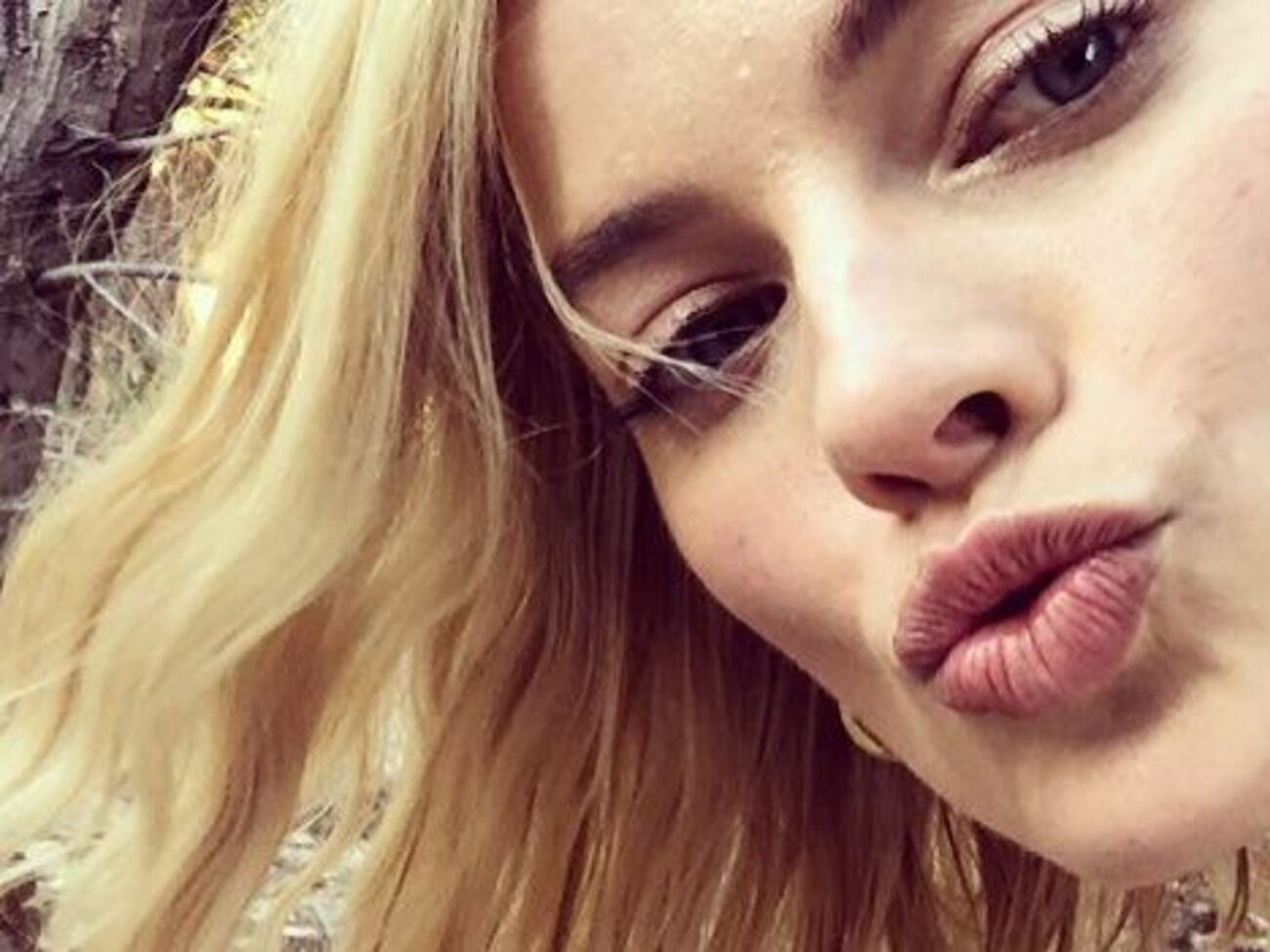 Роббі постала в ролі моделі