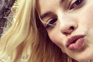 Роббі постала в ролі моделі