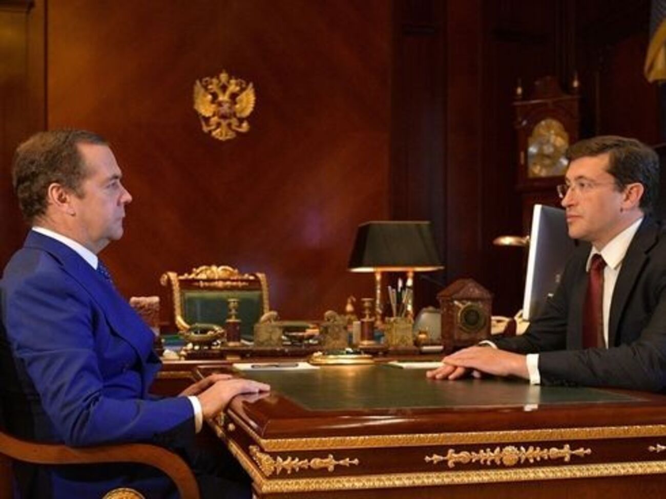 Медведєв (ліворуч) питав про підготовку регіону до навчального року
