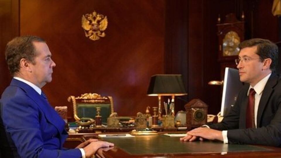 Медведєв (ліворуч) питав про підготовку регіону до навчального року