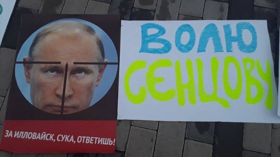 "Путин, за Иловайск ответишь". У посольства России установили кресты в память о погибших военных. Фоторепортаж