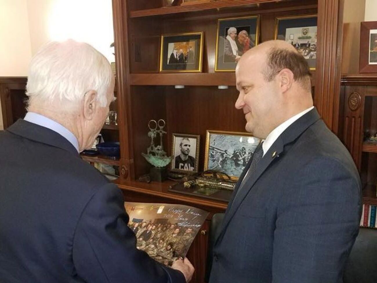 Чалий (праворуч): Коли помирає твій друг або друг цілого народу ... треба віддати шану цьому