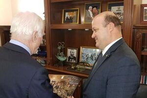 Чалий (праворуч): Коли помирає твій друг або друг цілого народу ... треба віддати шану цьому