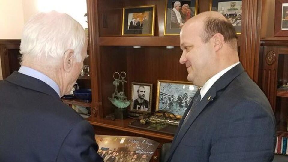 Чалий (праворуч): Коли помирає твій друг або друг цілого народу ... треба віддати шану цьому