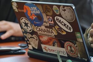 Украинские спецслужбы могли шантажировать хакеров, пишет The Verge