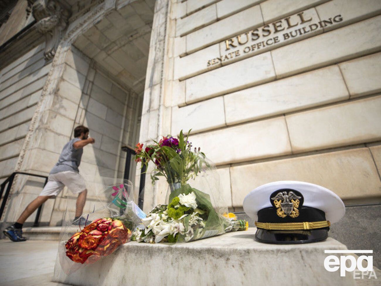 Мемориал сенатору Джону Маккейну у офисного здания Сената Рассела в Вашингтоне