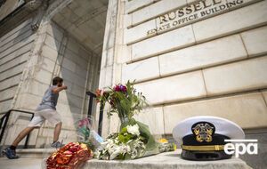 Мемориал сенатору Джону Маккейну у офисного здания Сената Рассела в Вашингтоне