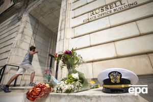 Мемориал сенатору Джону Маккейну у офисного здания Сената Рассела в Вашингтоне