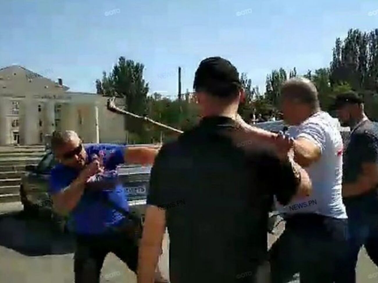 Сопровождавшие Тимошенко депутаты обозвали активистов провокаторами