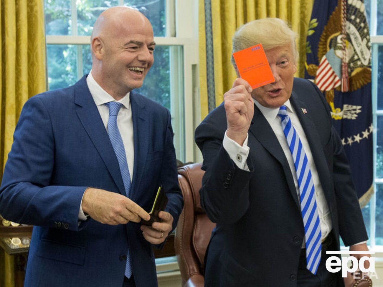 Трамп заявив, що йому подобається червона картка футбольного судді