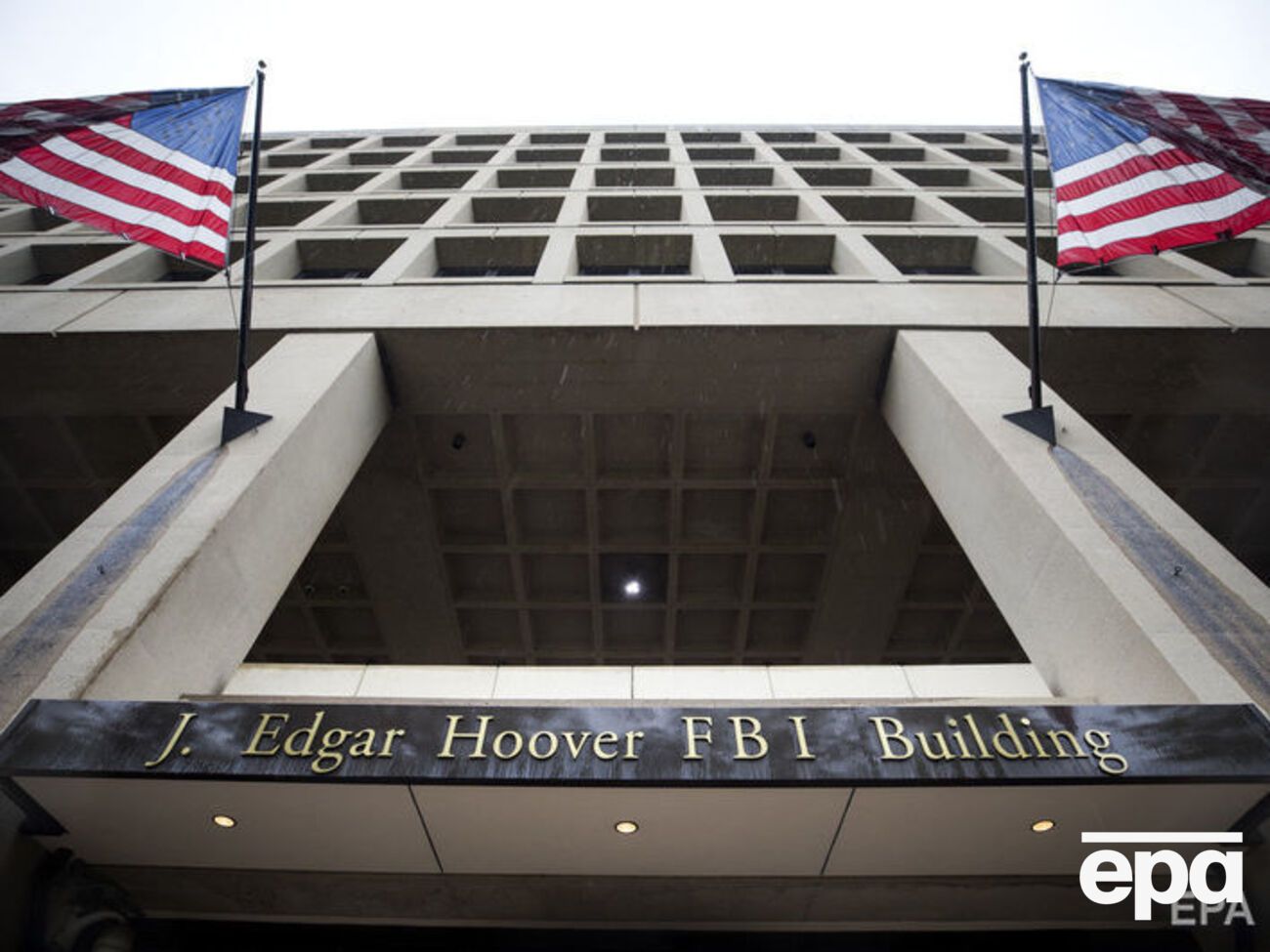 У ФБР переконані, що розслідувати повідомлення про злам сервера Клінтон не потрібно