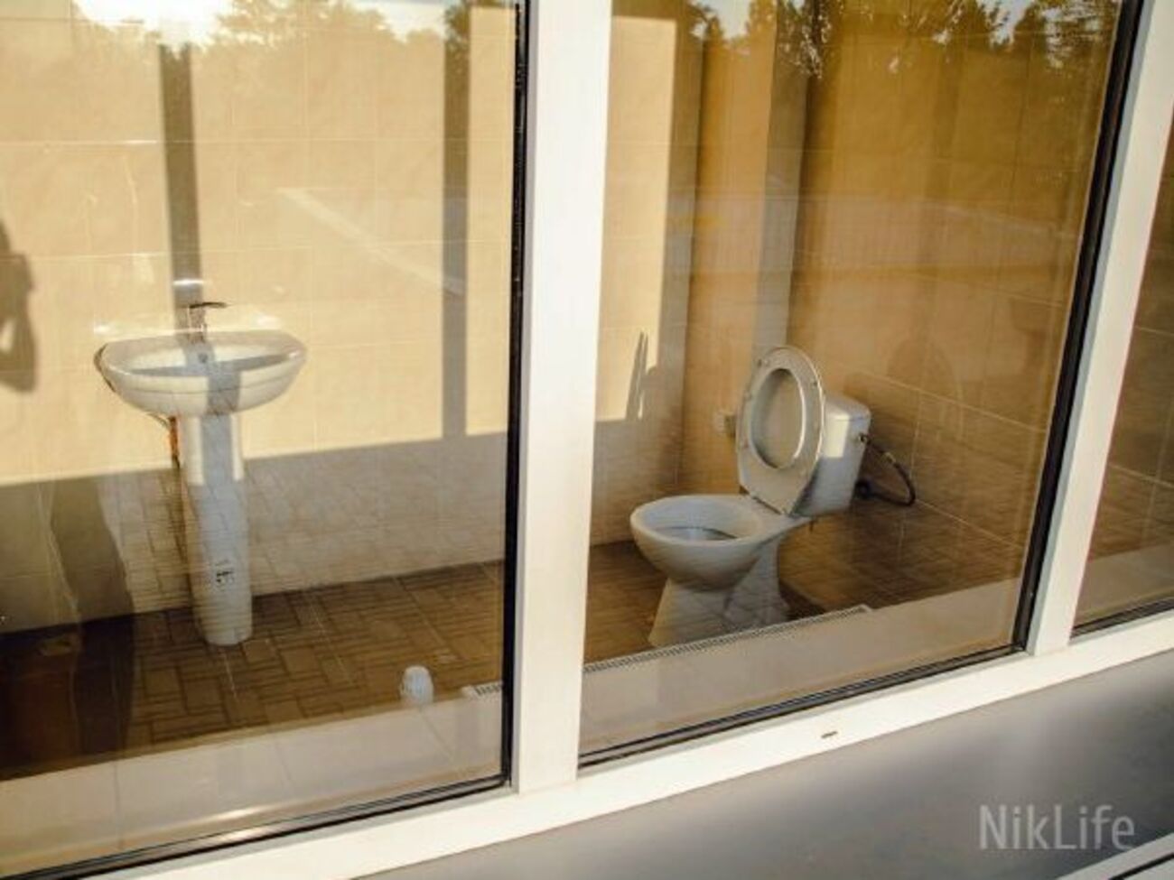 На улице видно все, что происходит в уборной