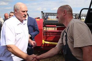Лукашенко побував на зернових полях мінської птахофабрики