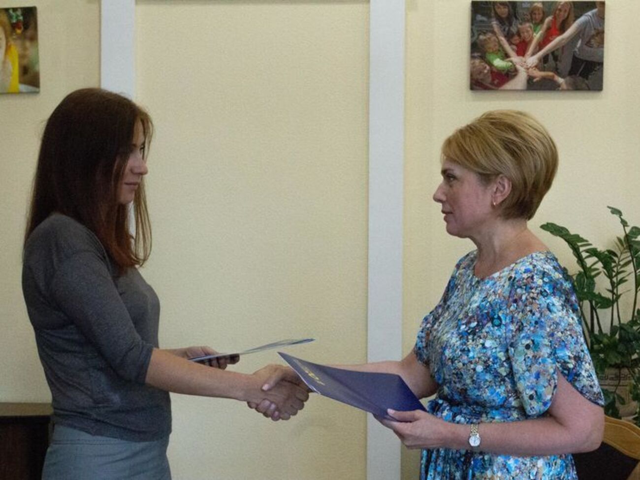 На фото директор музею Олеся Стасюк та міністр освіти Лілія Гриневич