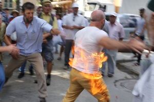 Присутні оперативно загасили на чоловікові одяг, який загорівся
