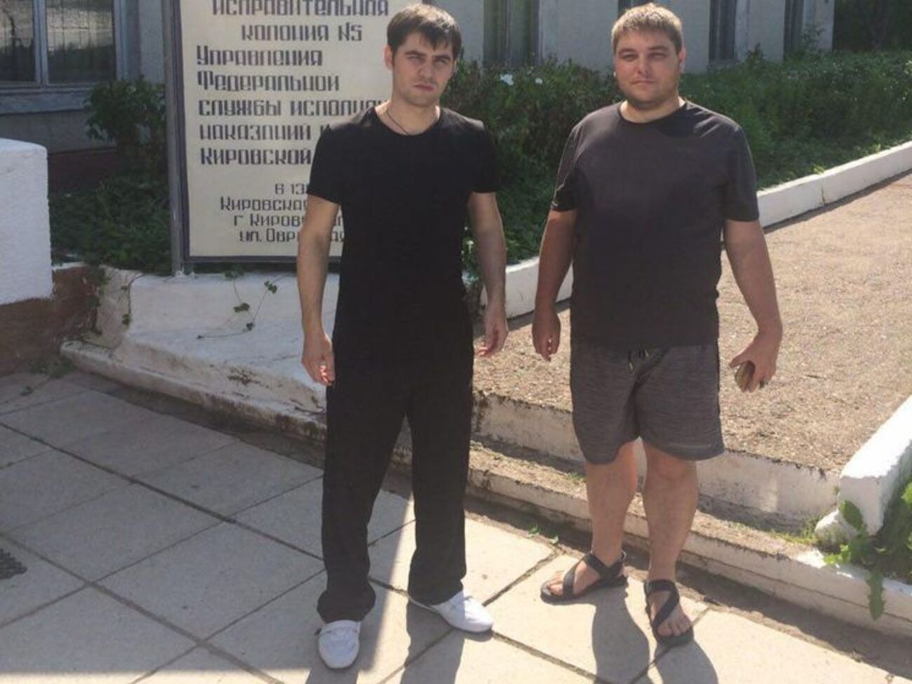 Костенко (слева) сегодня был освобожден из колонии
