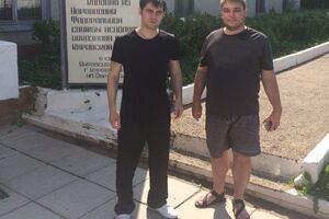 Костенко (слева) сегодня был освобожден из колонии