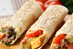 Все пострадавшие связывают заболевание с употреблением шаурмы, купленной в торговом павильоне Kabanos