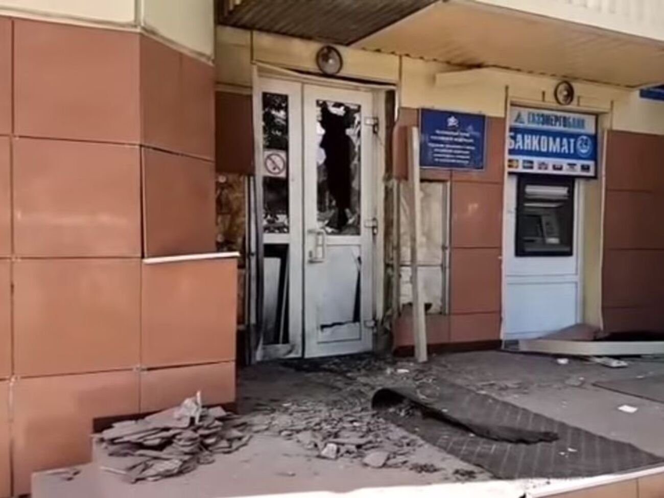 Последствия взрыва возле здания Пенсионного фонда в Калуге