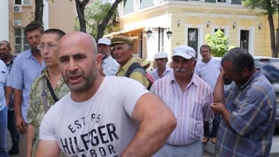 Мужчина поджег себя во время акции протеста из-за строительства микрорайона "Крымская роза"