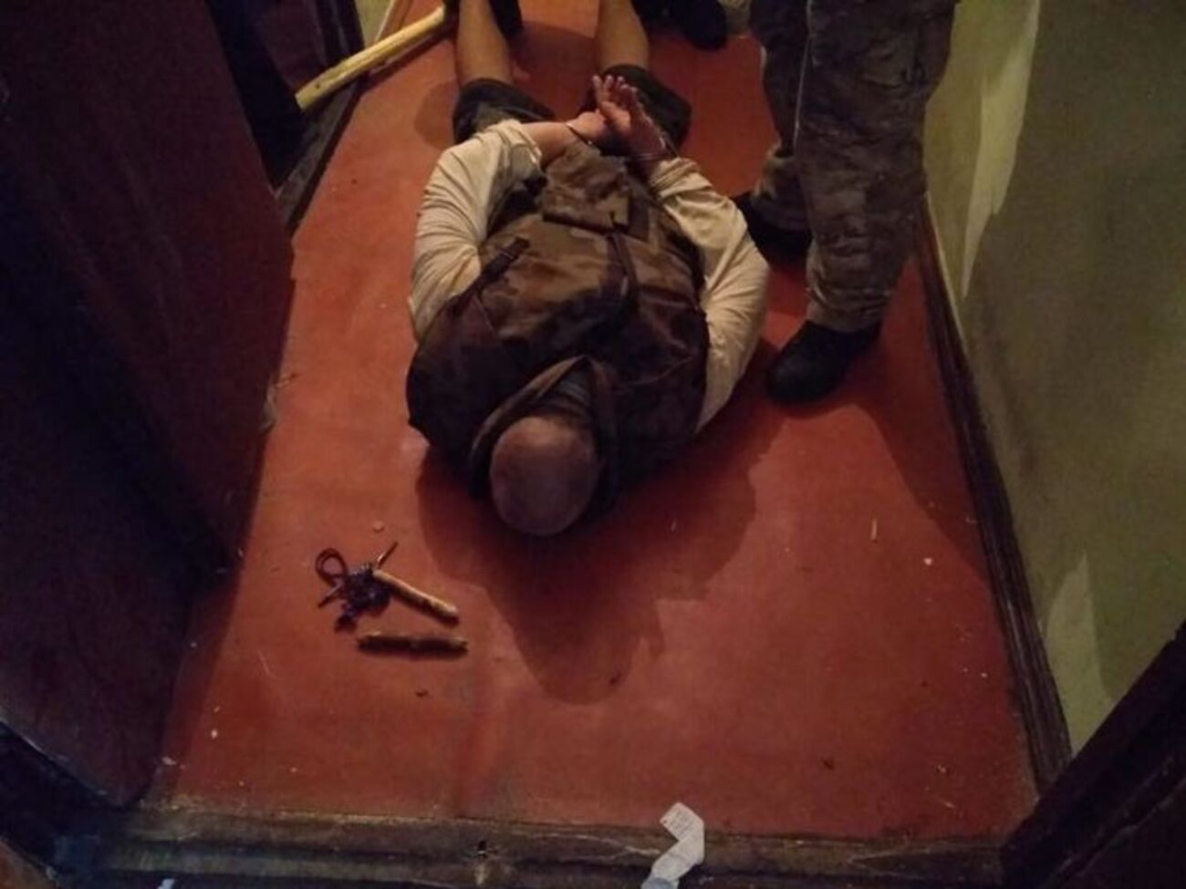 Правоохранители взяли под стражу мужчину, который держал в заложниках своих детей