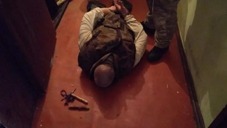 Правоохранители взяли под стражу мужчину, который держал в заложниках своих детей