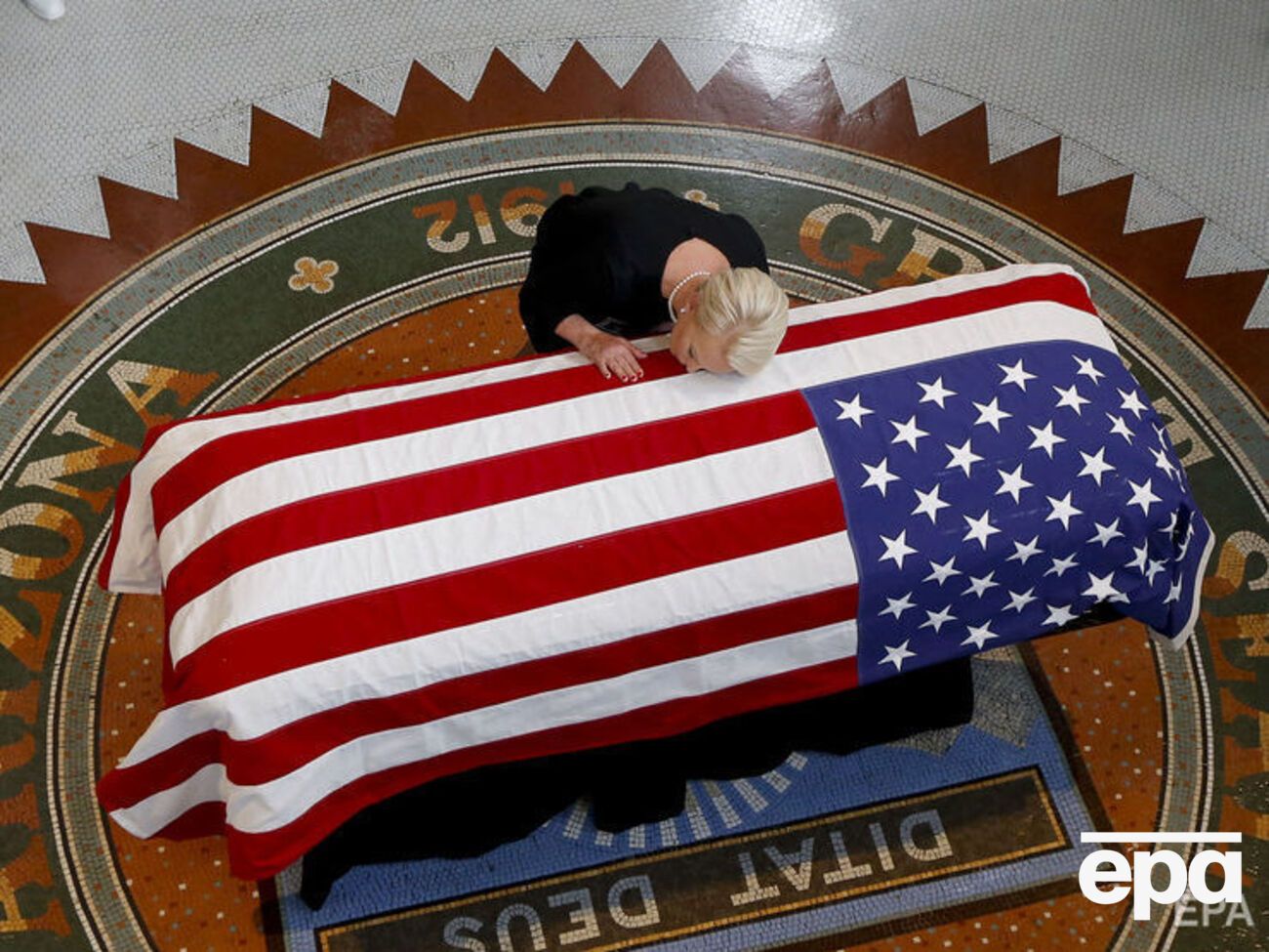 Синди Маккейн прощается с мужем