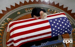 Синди Маккейн прощается с мужем