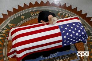 Синди Маккейн прощается с мужем