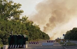 На линии разграничения вблизи КПВВ "Новотроицкое" горит сухая трава