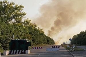На линии разграничения вблизи КПВВ "Новотроицкое" горит сухая трава