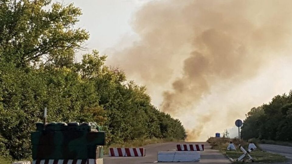 На линии разграничения вблизи КПВВ "Новотроицкое" горит сухая трава