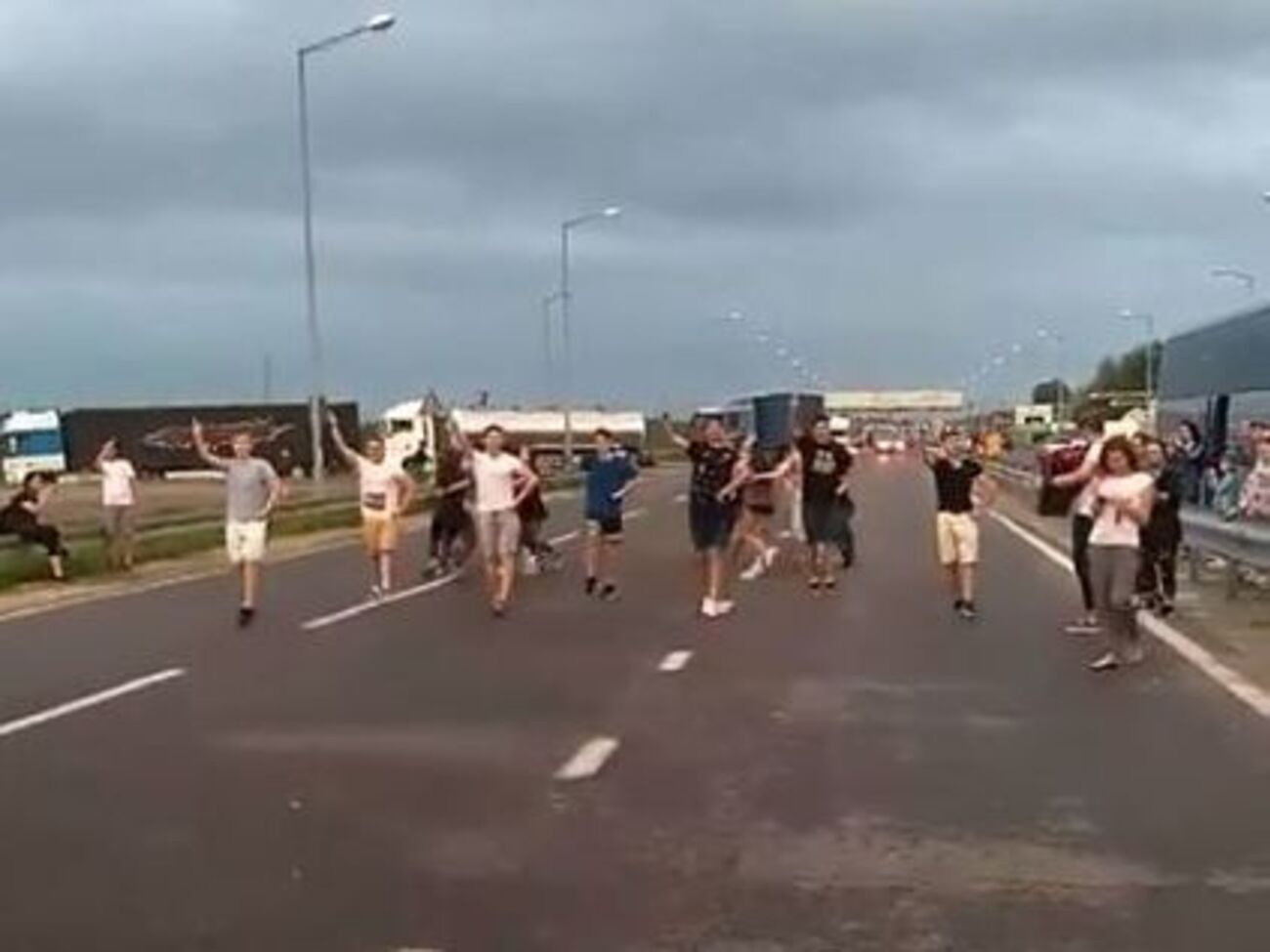 Коллектив станцевал, пока ожидал очереди для выезда в Польшу