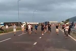 Коллектив станцевал, пока ожидал очереди для выезда в Польшу