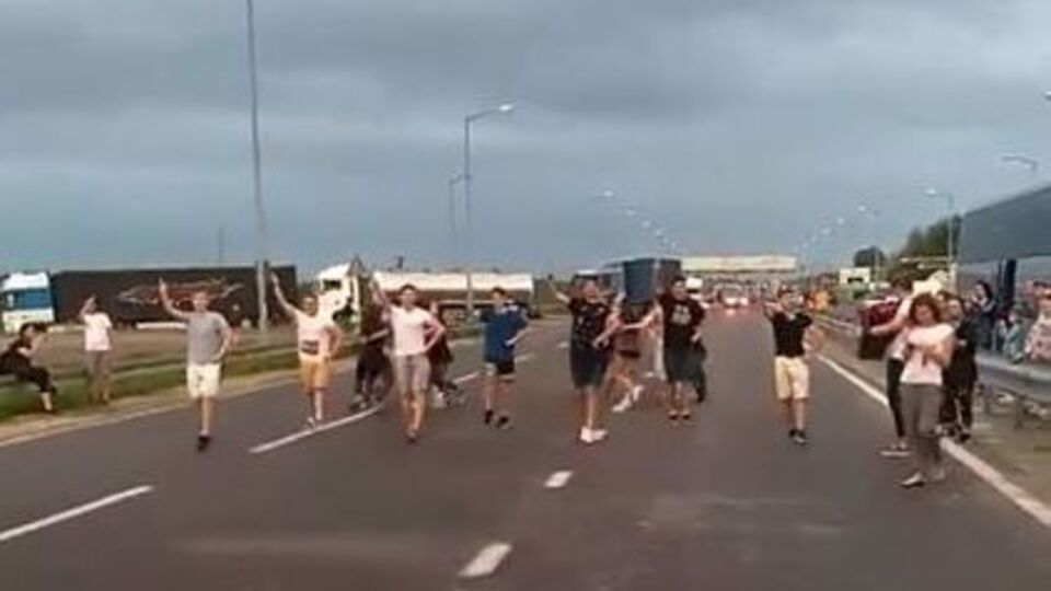 Коллектив станцевал, пока ожидал очереди для выезда в Польшу