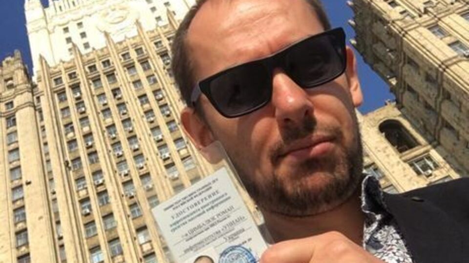 Цимбалюк: У нас, знаете, тоже свои правила. У нас не выдают журналистам оружие