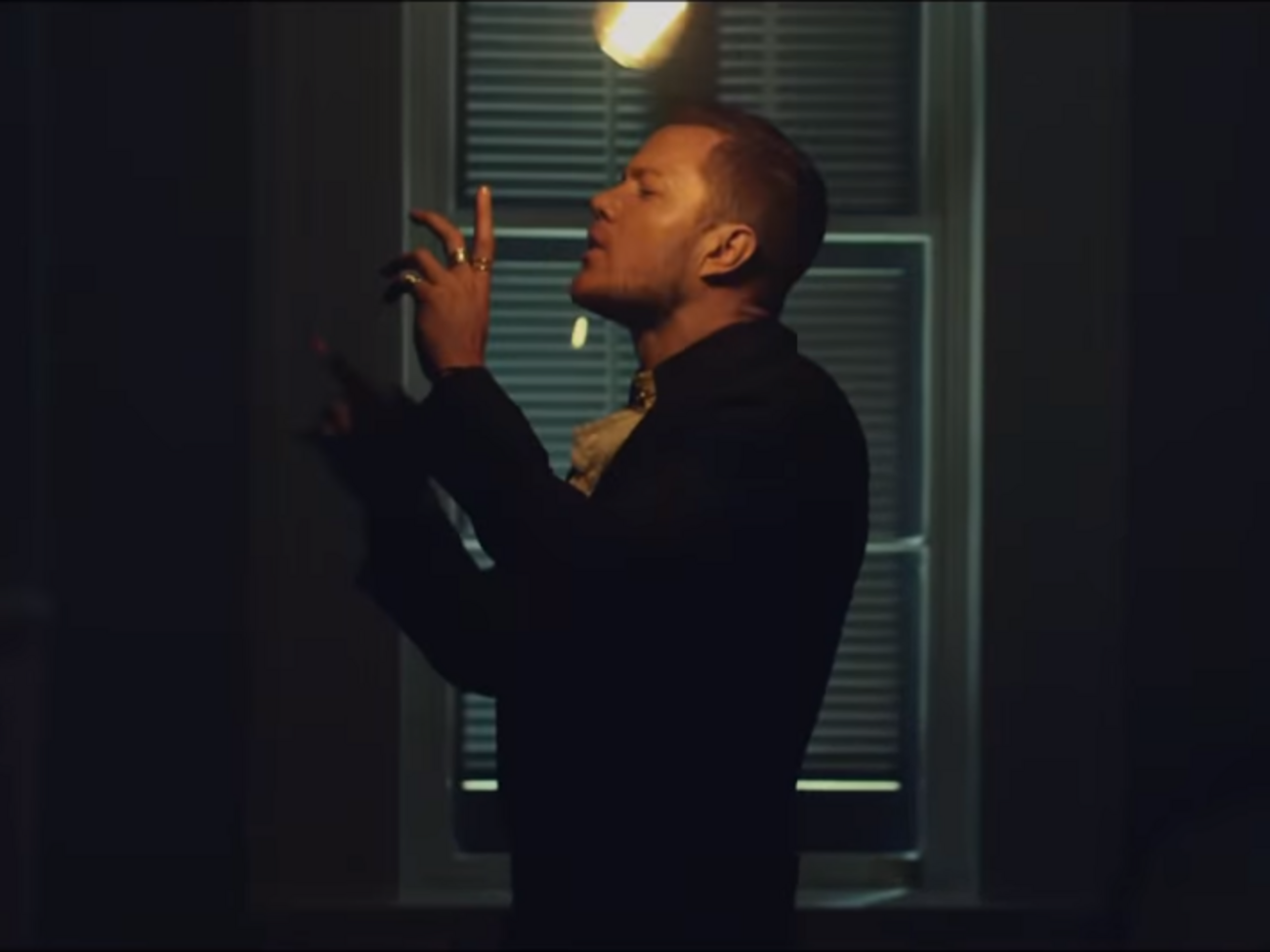 Фронтмен группы в клипе вырыл могилу