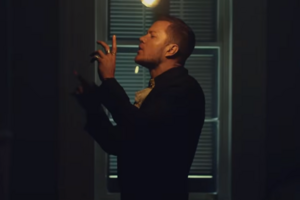 Фронтмен группы в клипе вырыл могилу