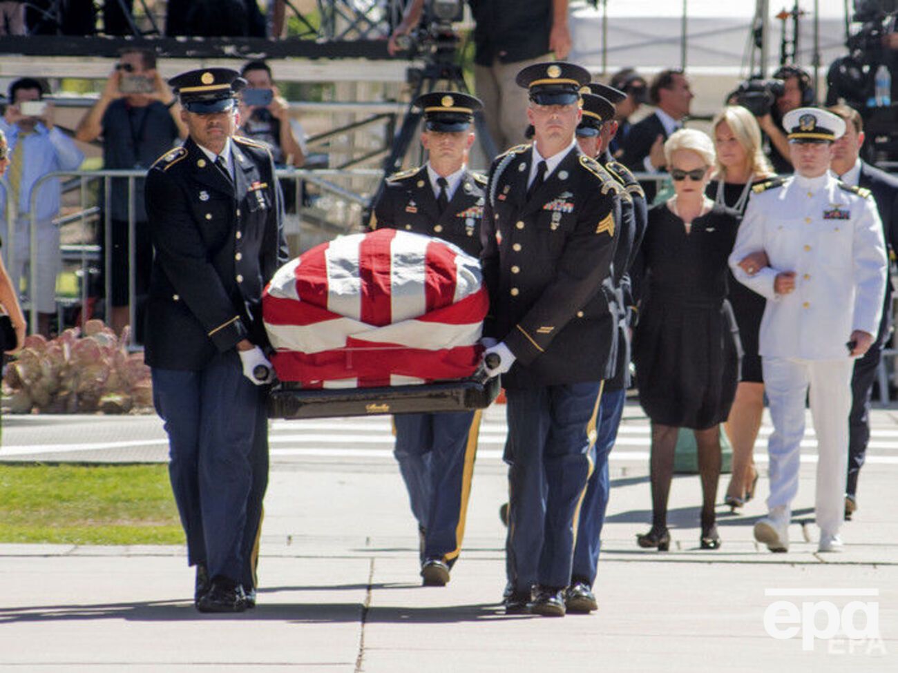 В Финиксе второй день отдают дань памяти Маккейну