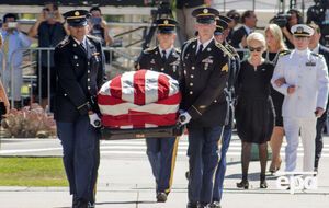 В Финиксе второй день отдают дань памяти Маккейну