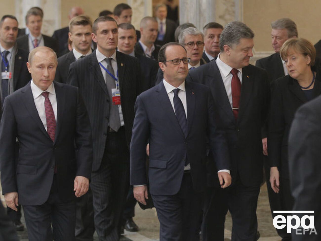 Олланд: Путин так разнервничался, что стал угрожать раздавить войска своего визави