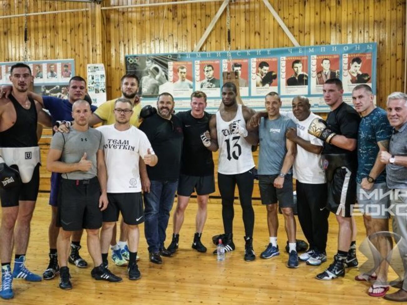 Команда Поветкина (седьмой справа) готовится к бою с Джошуа