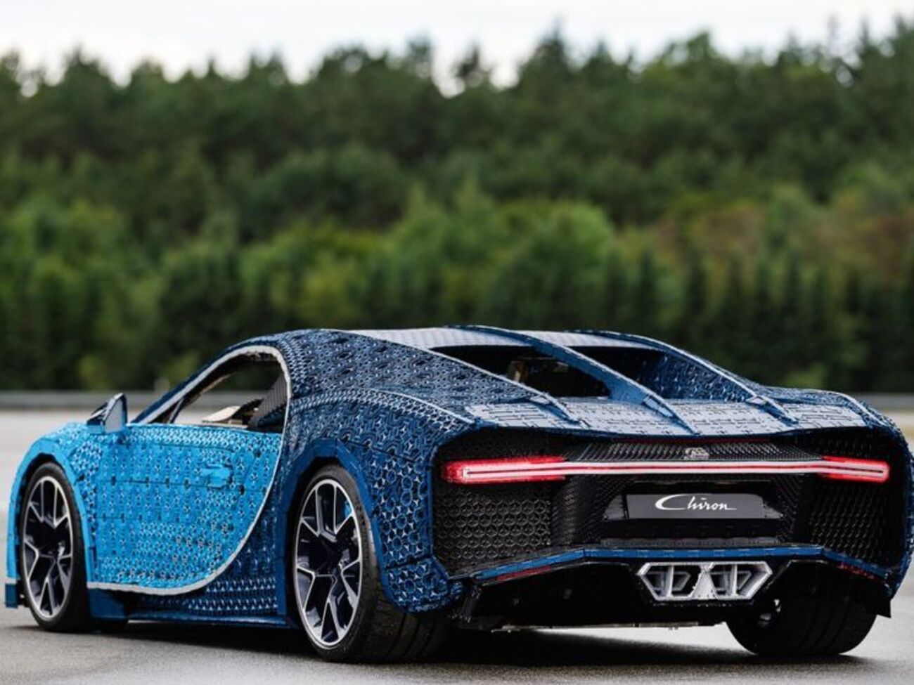 Bugatti из LEGO весит около 1,5 тонны