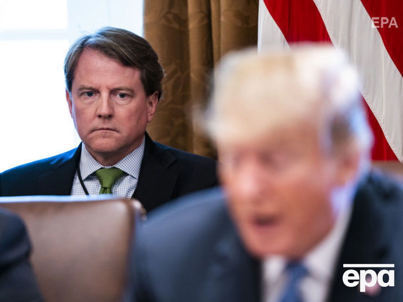 Макган (слева) покидает команду Трампа осенью