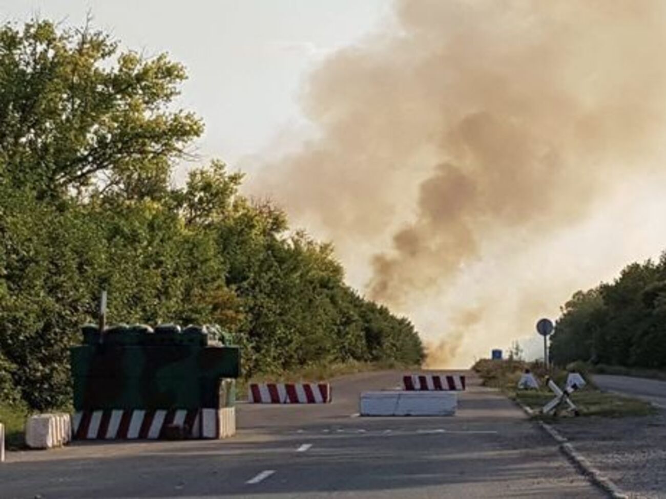 29 августа возле КПВВ "Новотроицкое" загорелась сухая трава