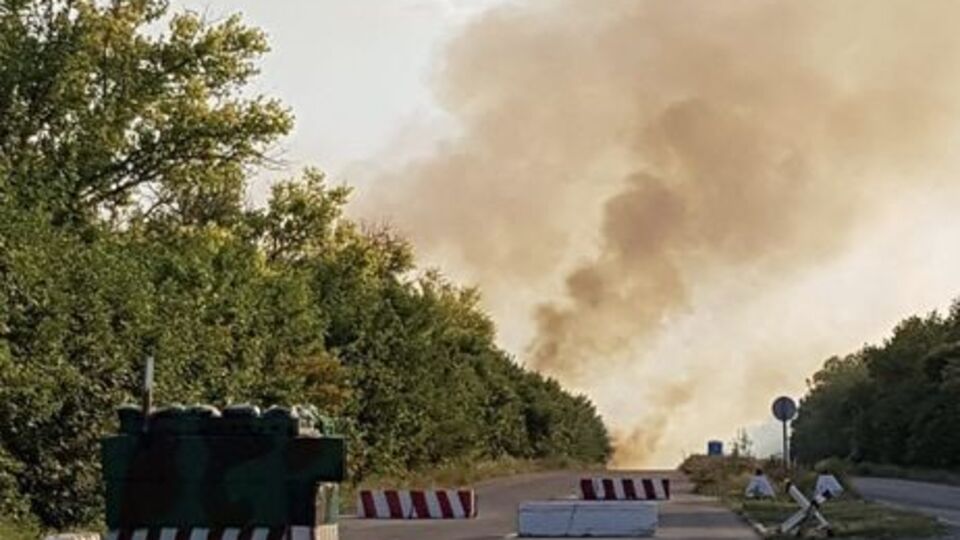 29 августа возле КПВВ "Новотроицкое" загорелась сухая трава