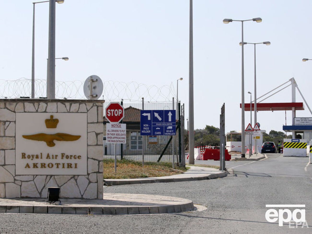 Сейчас поставки на базу осуществляются через коммерческие порты Кипра