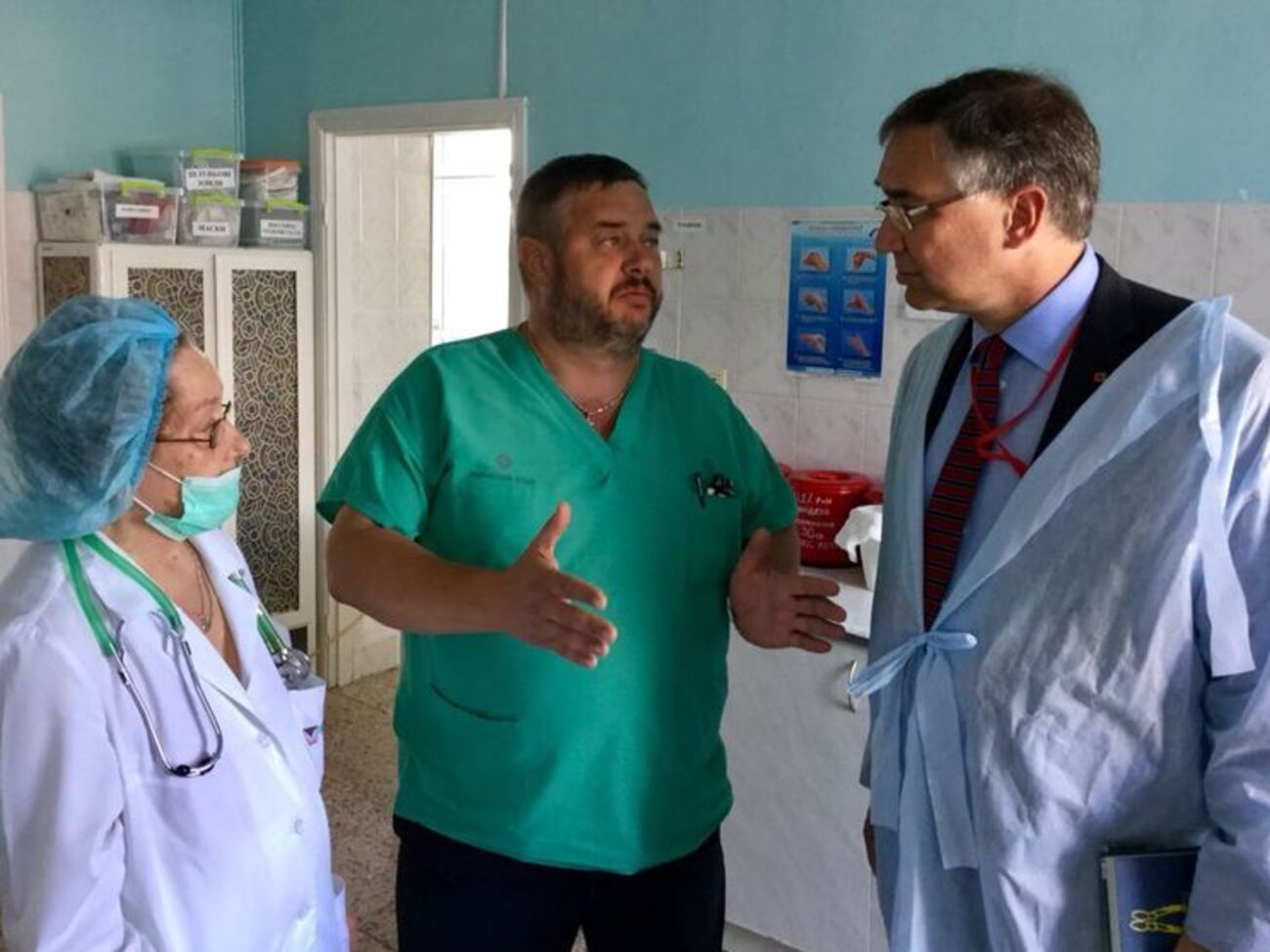 Ващук посетил больницу, где лечится Гандзюк