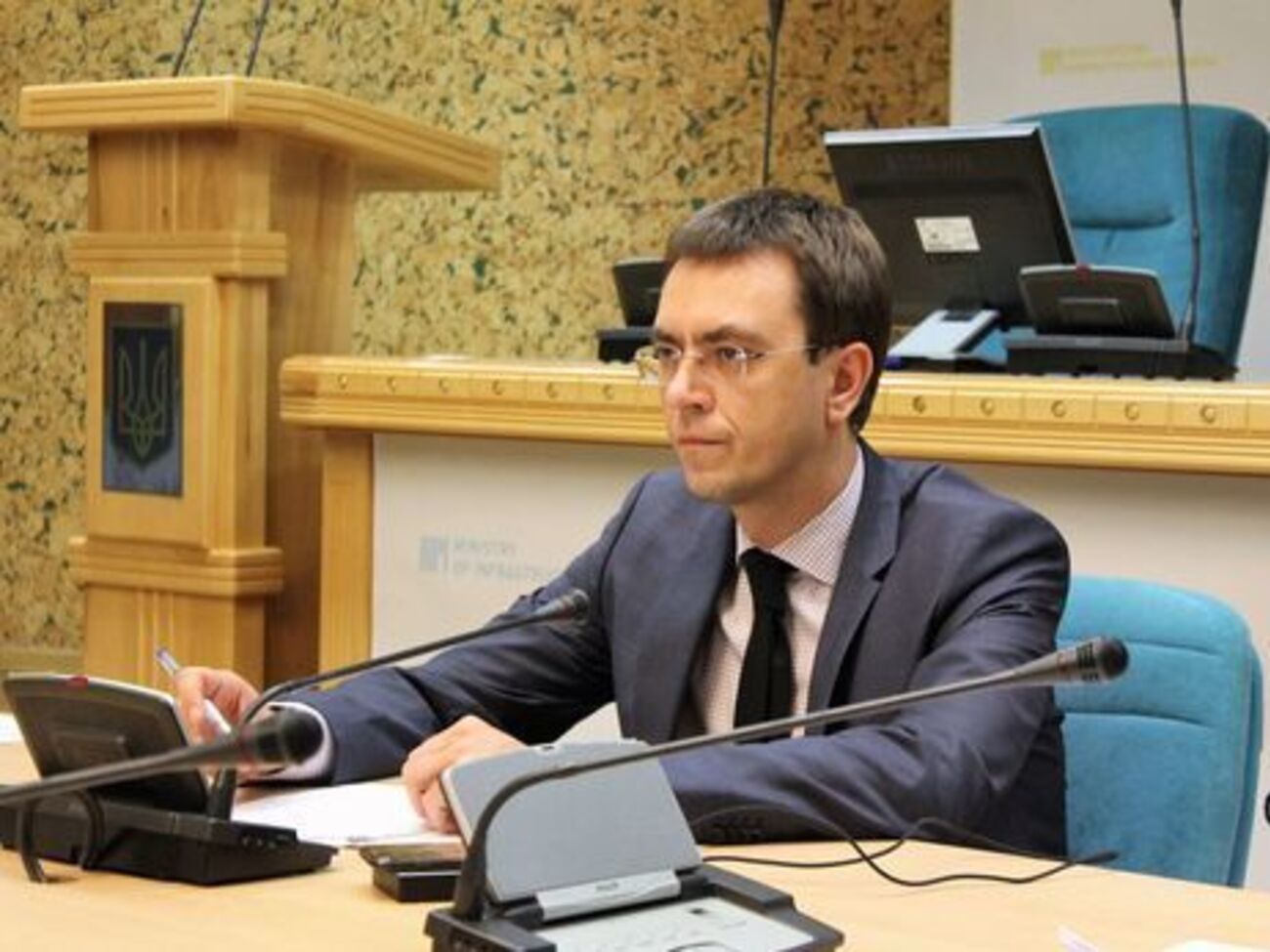 Омелян анонсував будівництво платних доріг