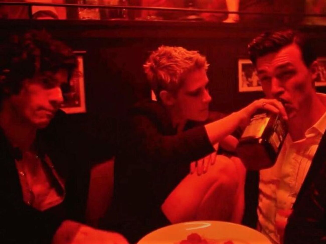 Стюарт в ролике оторвалась в компании мужчин